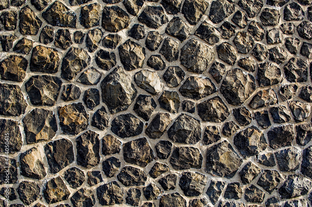 Eine mit Basaltsteinen gemauerte Wand Eine mit Basaltsteinen gemauerte Wand