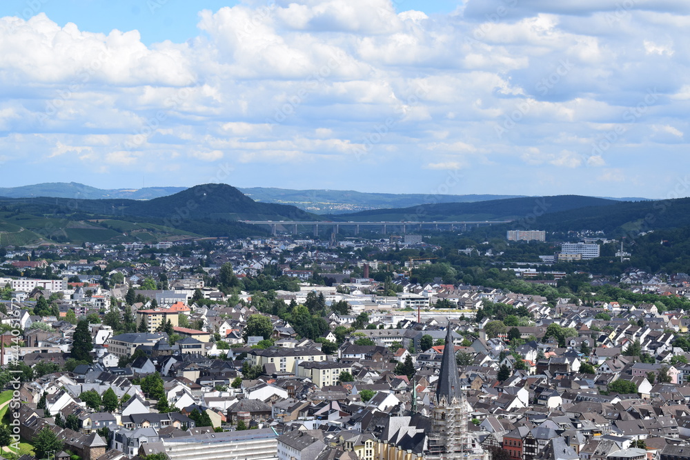 Blick über Ahrweiler und Bad Neuenahr bis zur Ahrtalbrücke