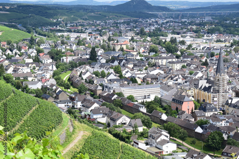 sichtbarer Stadtmauerring von Ahrweiler im Stadtbild eine Woche vor der Flut