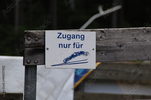 Ein Schild nur für Skispringer photo