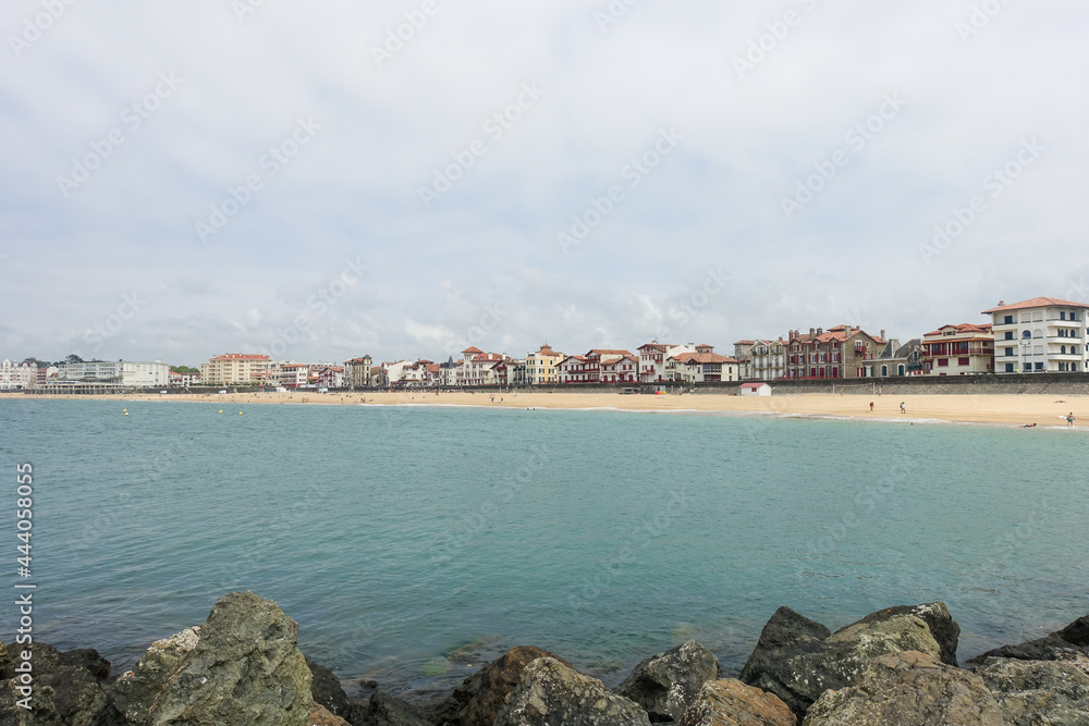 La baie de Saint jean de Luz, avec sa plage et ses belles demeures en front de mer