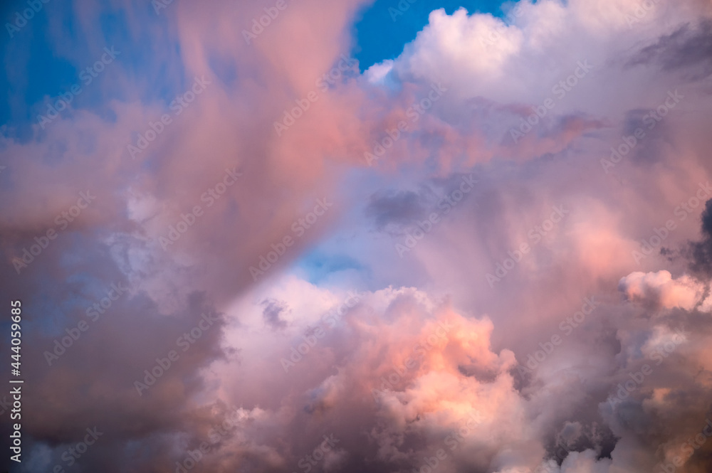 Obraz premium Beautiful dramatic sky with colorful clouds at evening