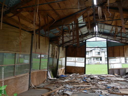 崩れかけの倉庫