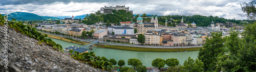 Salzburg Panorama Blick vom Kapuzinerberg zum Mönchsberg und Festungsberg