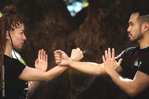 Obraz na płótnie couple practicing kung fu in the park