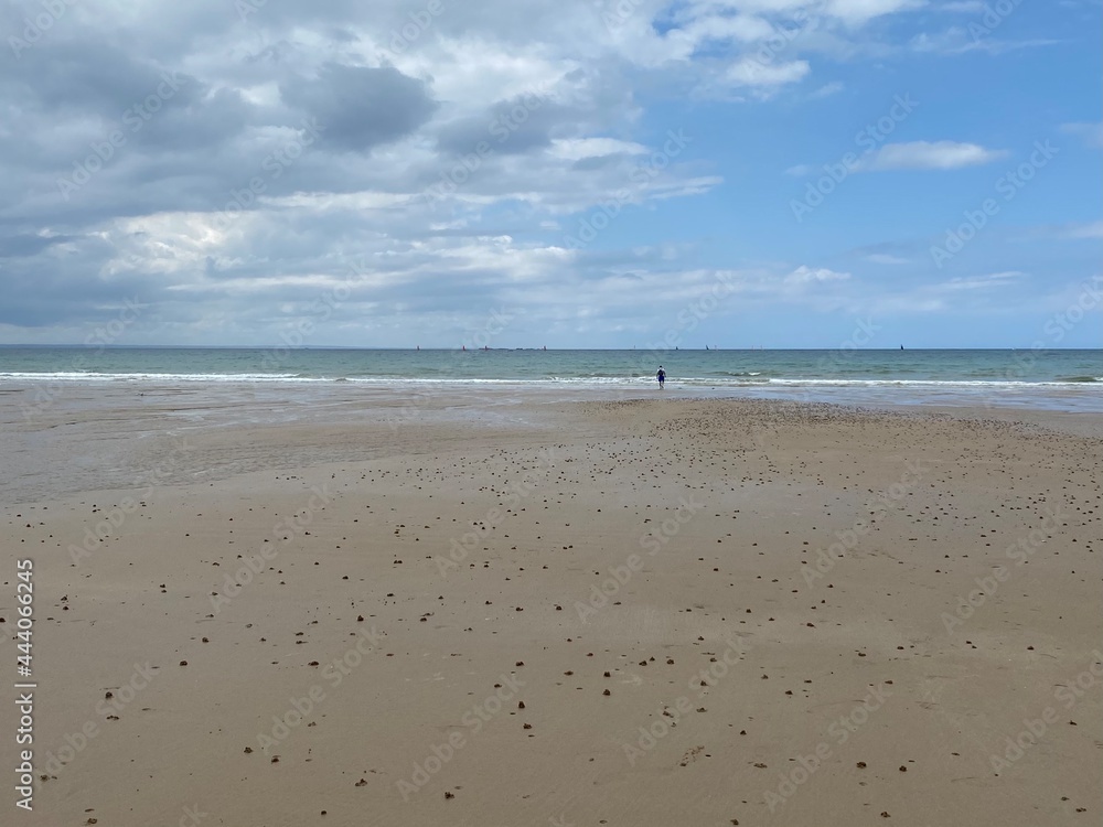 plage d'erquy en bretagne , plage et côte bretonne