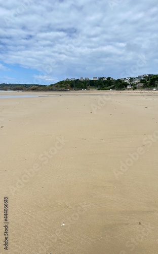 plage d'erquy en bretagne , plage et côte bretonne