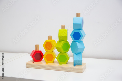 bloques de diferentes colores dispuestos en una mesa blanca, juguetes para niños