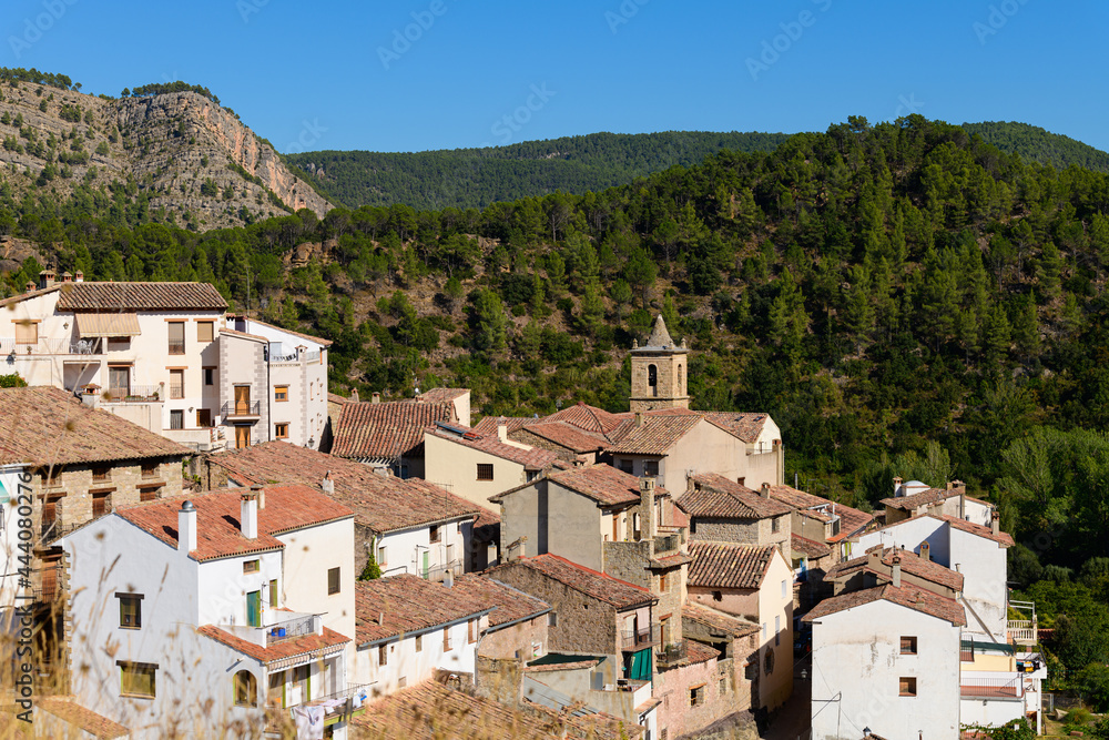 Vista parcial de la población de Olba y la iglesia de Santa Catalina, en la provincia de Teruel. Aragón. España. Europa