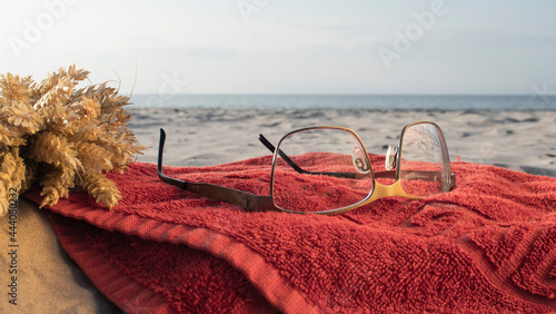 Foto glasses on a red towel on the sand