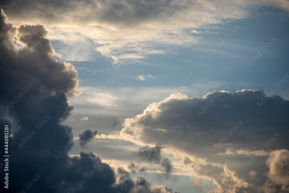 Textura de unas nubes de color blanco y negro en un cielo azul. Textura de unas nubes de color blanco y negro en un cielo azul.