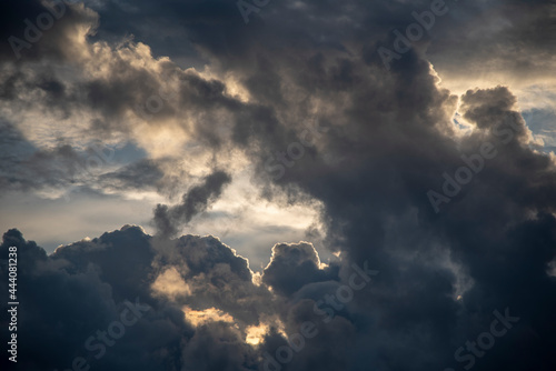 Tableau sur toile Textura de unas nubes negras y blancas en un dia de otoño