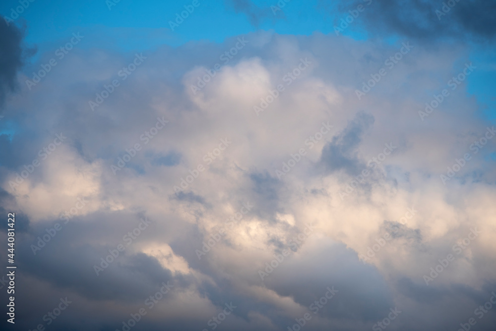 Fototapeta premium detalle de unas nubes blancas en un cielo azul 