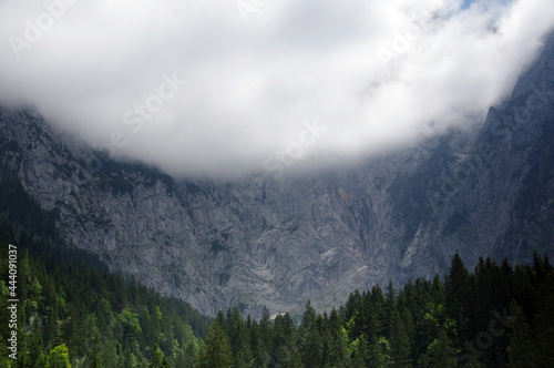 Blick auf die wolkenverhangene Westwand des Göll 