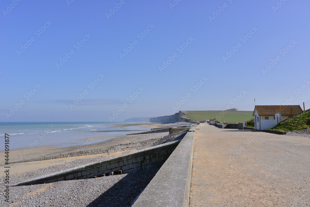 Fototapeta premium Panorama sur l'étendue de la côte de Saint-Aubin-sur-Mer (76740), département de la Seine-Maritime en région Normandie, France