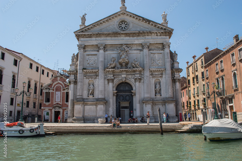 Wunderschönes altes Gebäude direkt am Wasser in Venedig
