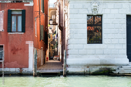 Enge Seitengasse in Venedig direkt am Wasser photo