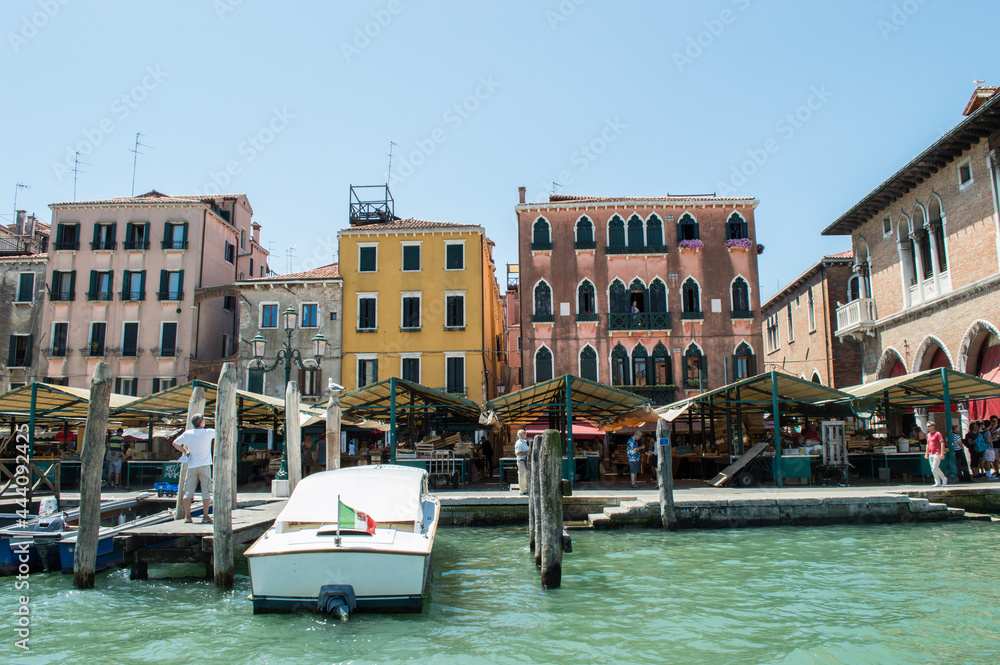 Schöne Gebäudefassade unmittelbar am Wasser von Venedig