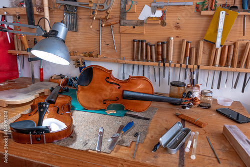 Violin that are repair in luthier workshop 