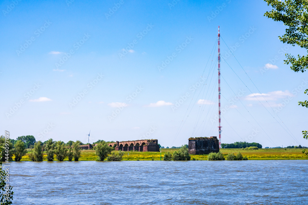 Zerstörte Eisenbahnbrücke über den Rhein bei Wesel am Niederrhein
