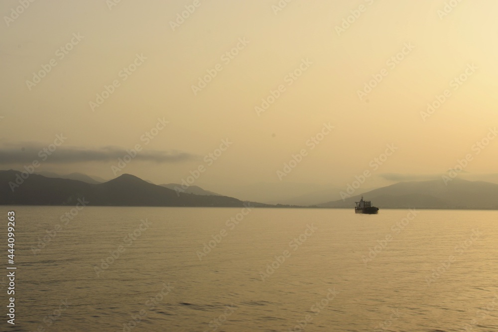 Obraz premium vessel at sunset