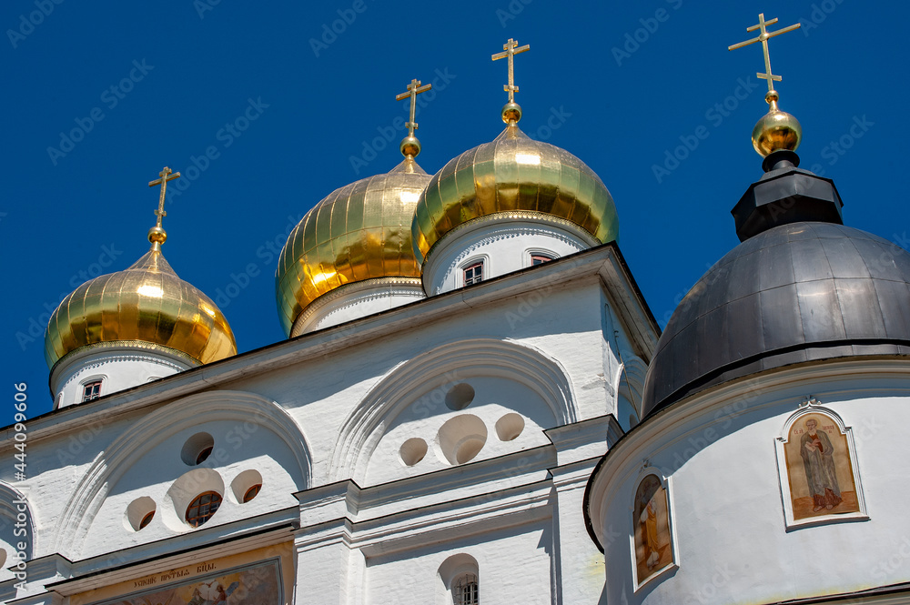 The city of Dmitrov is the same age as Moscow. Its citadel (the Kremlin) was built and decorated with churches and cathedrals by both local and Moscow princes.    