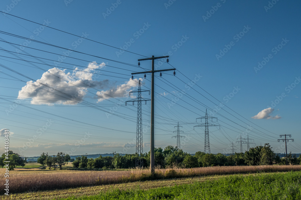 Strommasten und Wolkenhimmel