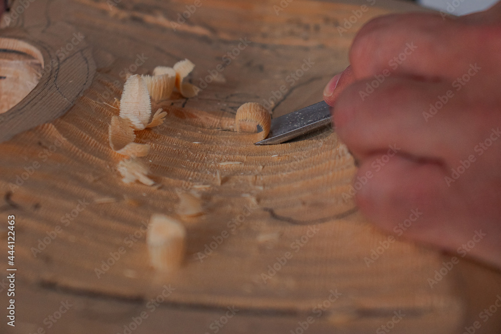 Luthier's hands using gouge to work the wood and make a violin Stock 写真 ...