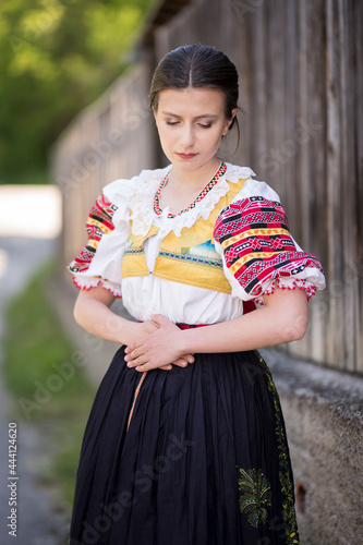 Belle jeune femme slovaque en costume traditionnel. folklore slovaque photo