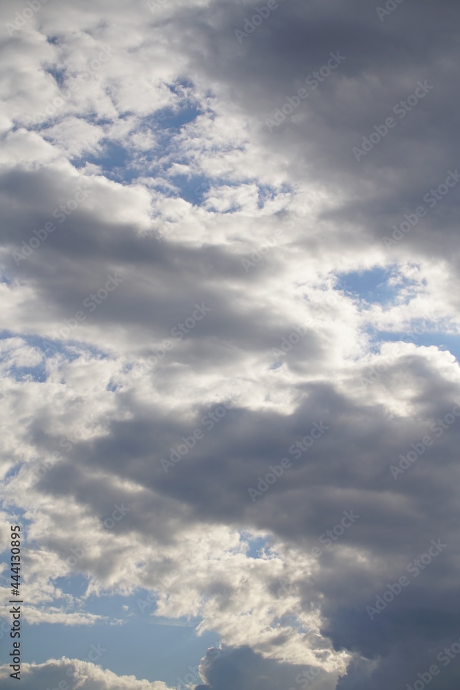 Wolken Himmel im Sommer mit Cumulus und blauen Stellen
