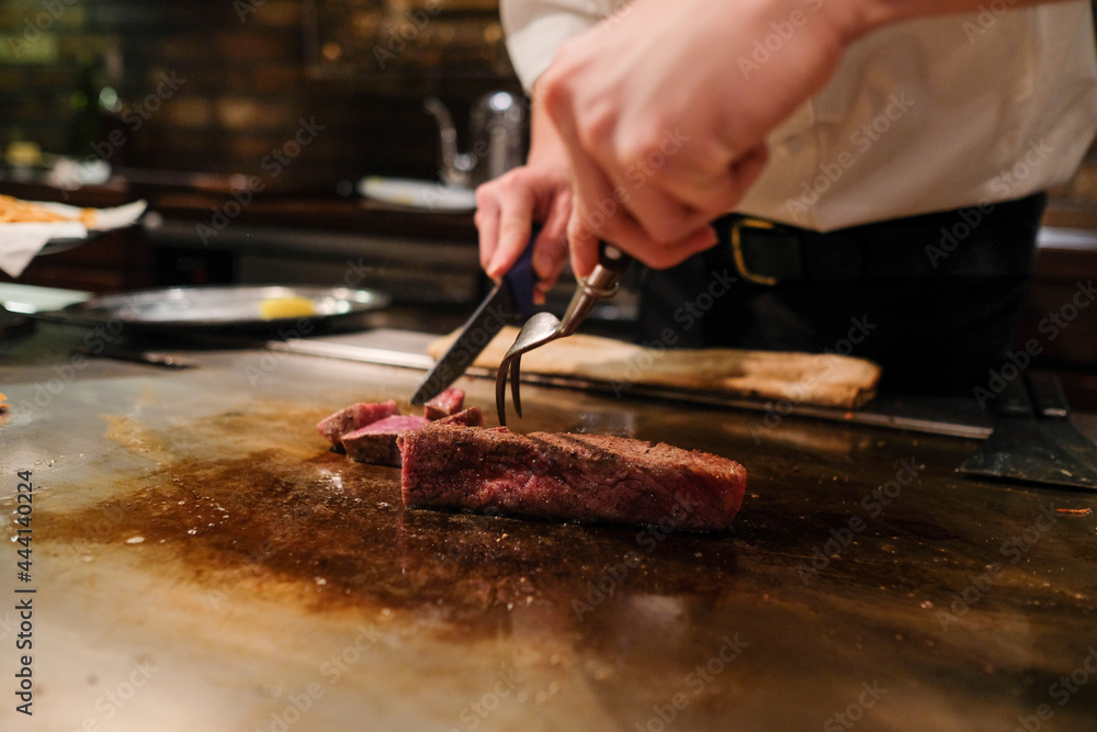 Chef's Hand to Prepare Traditional Japanese Beef Wagyu 일본 전통 소고기 와규를 준비하는 주방장의 손 Chef's Hand to Prepare Traditional Japanese Beef Wagyu 일본 전통 소고기 와규를 준비하는 주방장의 손