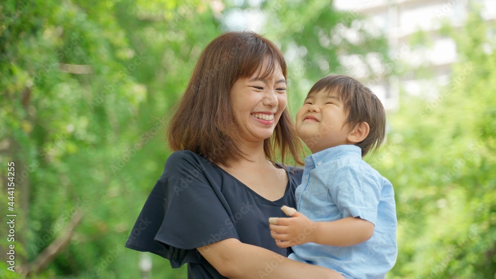 公園を散歩する親子 公園を散歩する親子