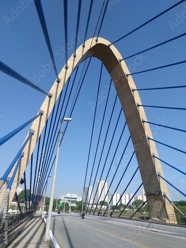 bridge in the city © Leandro