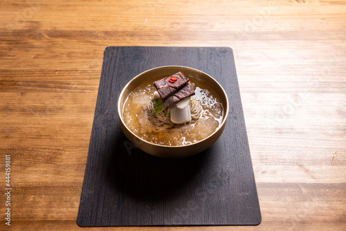 새콤하고 시원한 국물이 맛있는 한국식 냉면