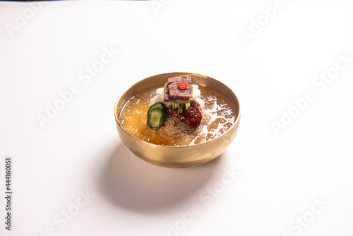 새콤하고 시원한 국물이 맛있는 한국식 냉면