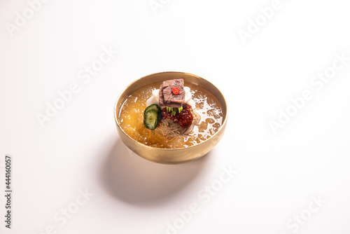 새콤하고 시원한 국물이 맛있는 한국식 냉면