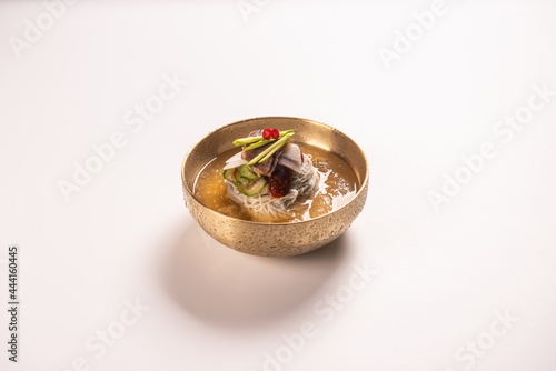 새콤하고 시원한 국물이 맛있는 한국식 냉면