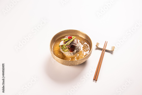 새콤하고 시원한 국물이 맛있는 한국식 냉면