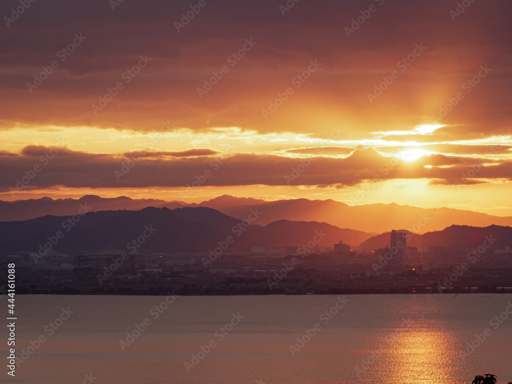 琵琶湖の朝焼け