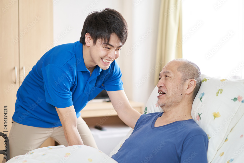 Fototapeta premium 介護施設で働く男性介護士