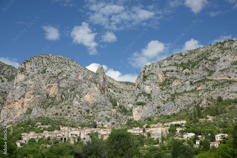 vue sur le village de Moustiers-Sainte-Marie - Alpes de Haute Provence