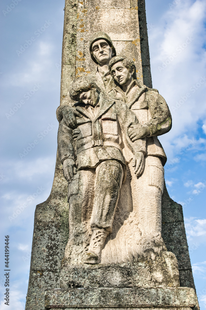Detalle escultura en el monumento al soldado caído en la ciudad de Pontevedra, España