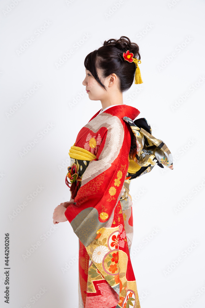 振袖(着物)を着る若い日本人女性 振袖(着物)を着る若い日本人女性