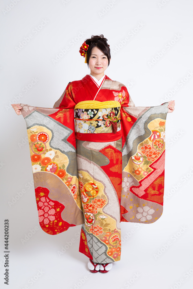 Fototapeta premium 振袖（着物）を着る若い日本人女性