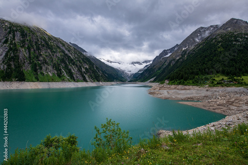 Blick über den Schlegeis Speicher in Tirol auf einen Geltscher, Österreich im Sommer