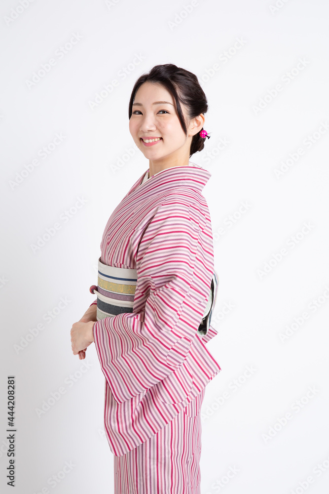 小紋(半幅帯)を着ている若い日本人女性モデル 小紋(半幅帯)を着ている若い日本人女性モデル