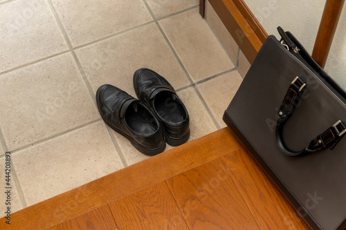 Fotografía 玄関に置かれた黒い靴と黒いカバン