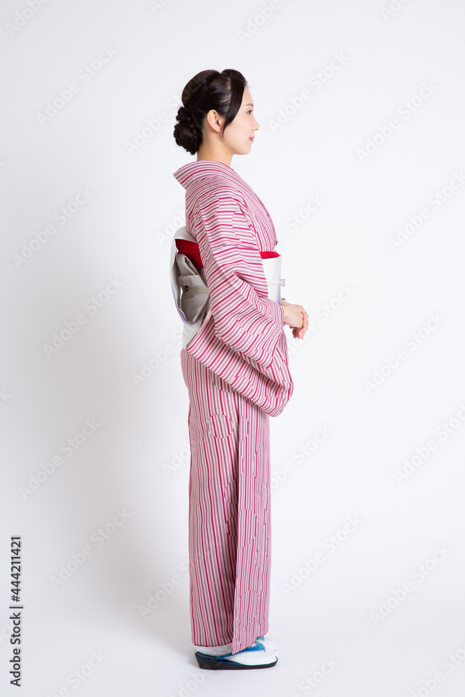 小紋(名古屋帯)を着ている若い日本人女性モデル 小紋(名古屋帯)を着ている若い日本人女性モデル