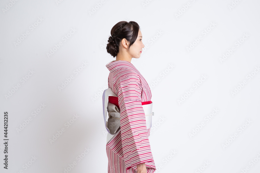 小紋（名古屋帯）を着る若い日本人女性モデル