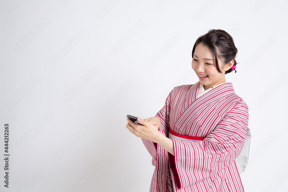 小紋（名古屋帯）を着る若い日本人女性モデル